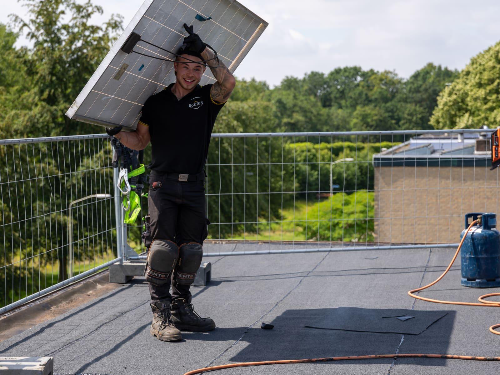 Vakman van De Koning aan het werk op een dak in de regio