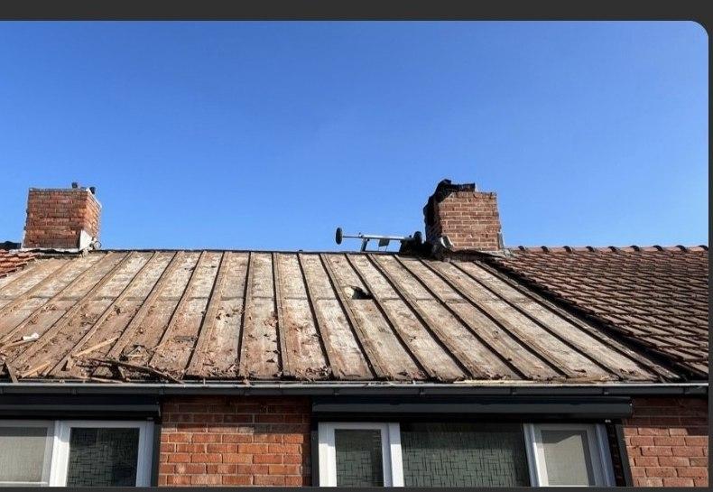Kaal dakbeschot voor de renovatie
