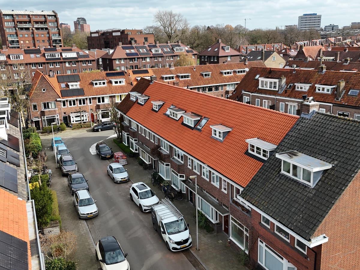 Dakdekker voert een dakinspectie uit op een plat dak