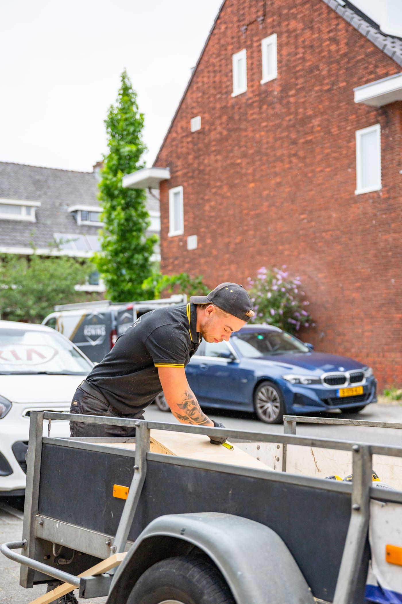 Vakman van De Koning meet plaatmateriaal nauwkeurig in op locatie