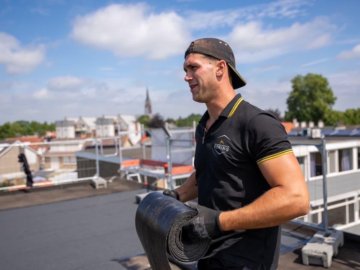 De vakman van Dak- & Onderhoudsbedrijf de Koning aan het werk