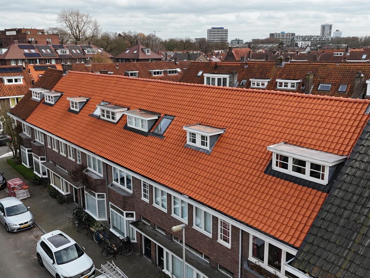 Nieuw gelegd pannendak na een dakrenovatie